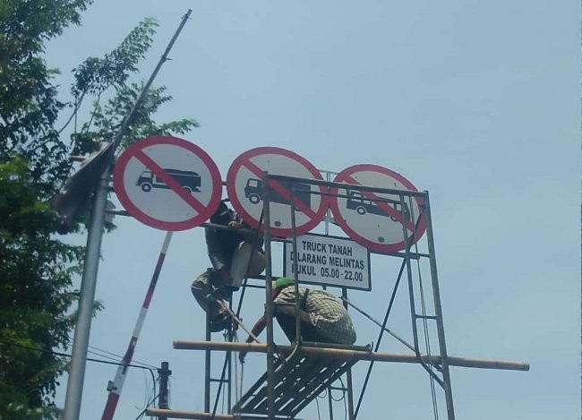 Larangan Lintas Truk Besar, Kadishub Bekasi Didesak Pasang Rambu Di Perbatasan