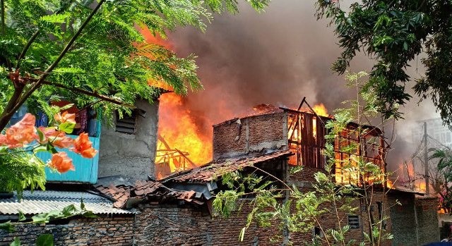 25 Mobil Damkar Dikerahkan Padamkan Kebakaran Di Taman Sari