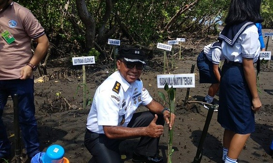 Zona Maritim Tengah Ikut Tanam Mangrove dalam Rangka HUT Ke-74 TNI