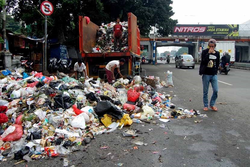 Pemkab Bekasi Kesulitan Atasi Sampah di Jalan