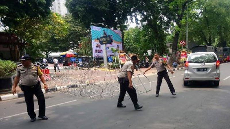 Demo Mahasiswa, Jalan Medan Merdeka Barat Ditutup