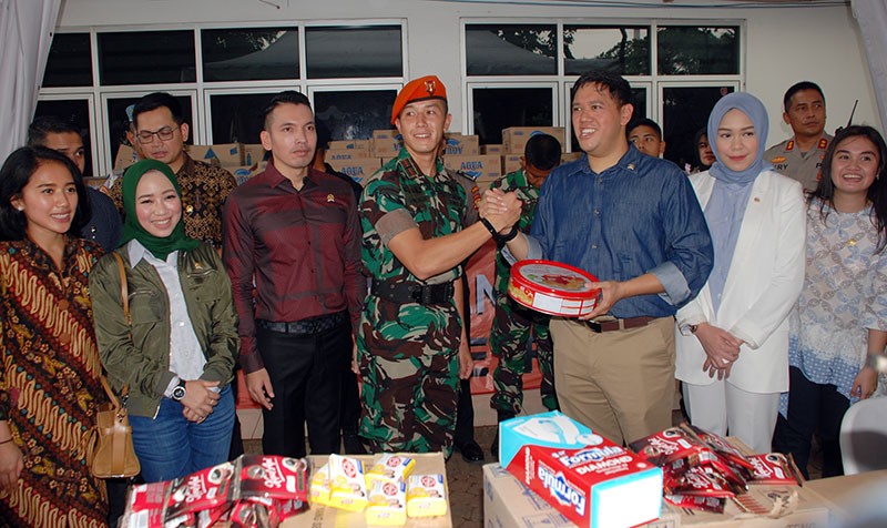 Dave Laksono Bersama Anggota DPR RI Millenials Bantu Prajurit TNI Dan Polri