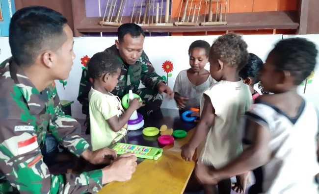 Top.. Prajurit TNI Sulap Rumah Pintar Jadi PAUD