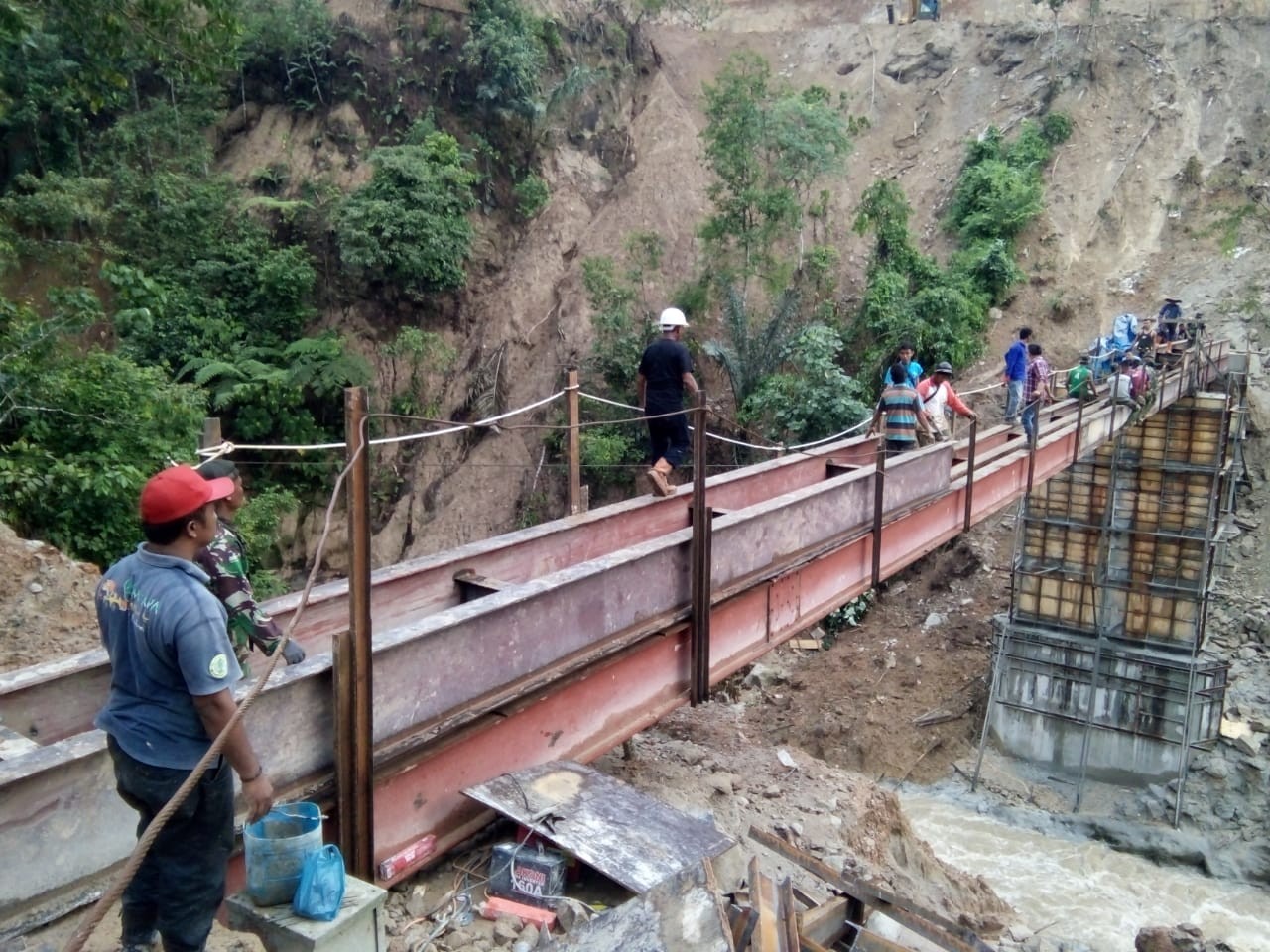 Satgas TMMD Kerjakan Gelagar Kedua Jembatan Bah Bolon Silau Padang.