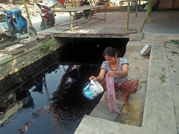 Pencemaran Kali Cilemahabang Dekat Rumah Bupati Bekasi, Airnya Bau 