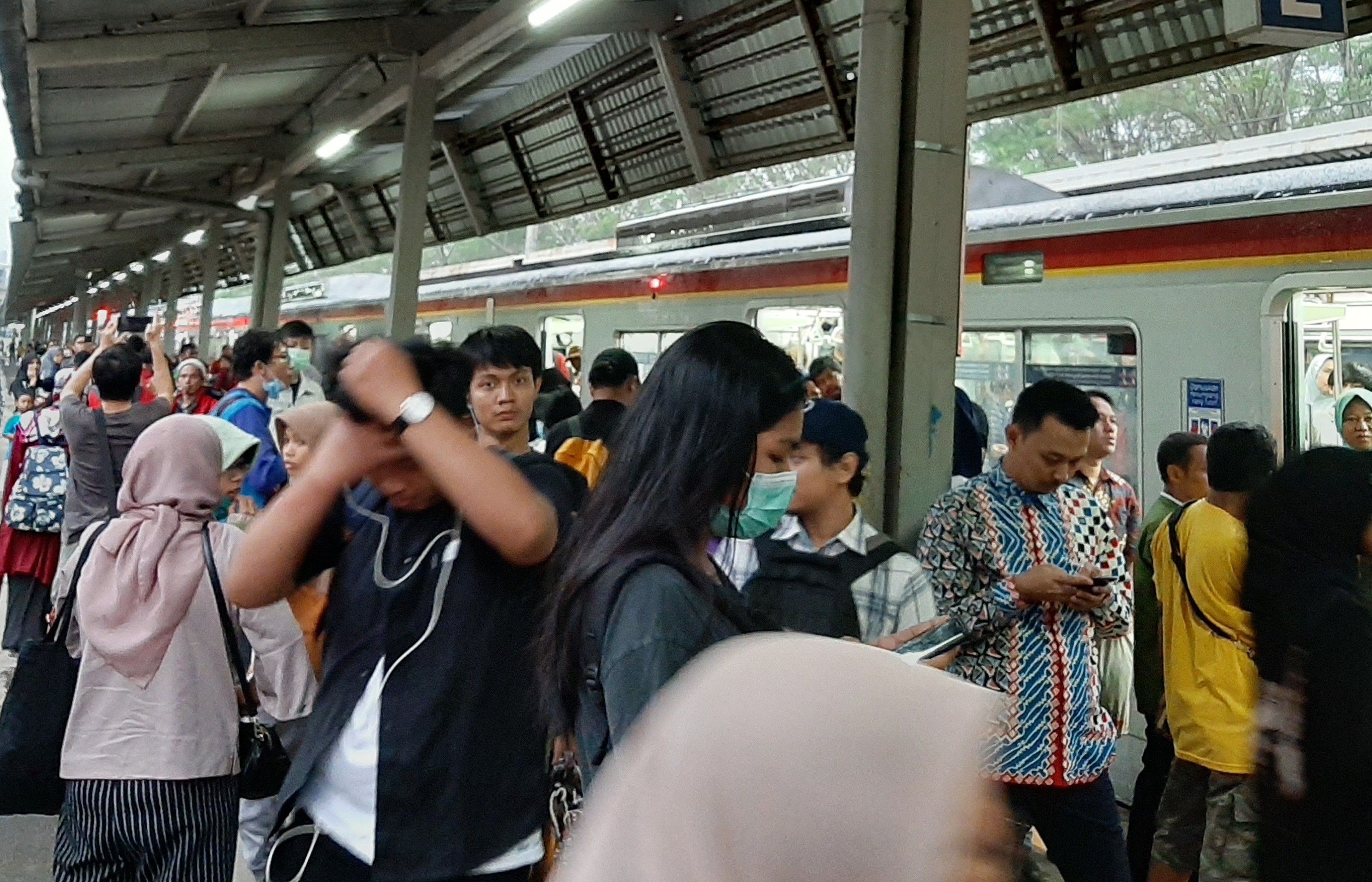 KRL Commuter Line Alami Gangguan, Penumpang Ketakutan