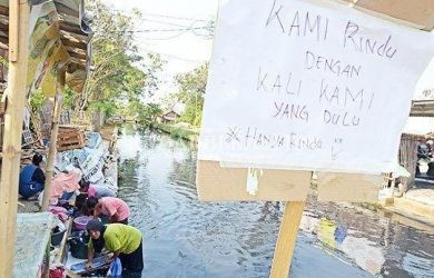 Pak Bupati, Warga Sukakarya Bekasi MCK di Sungai Bau dan Menghitam
