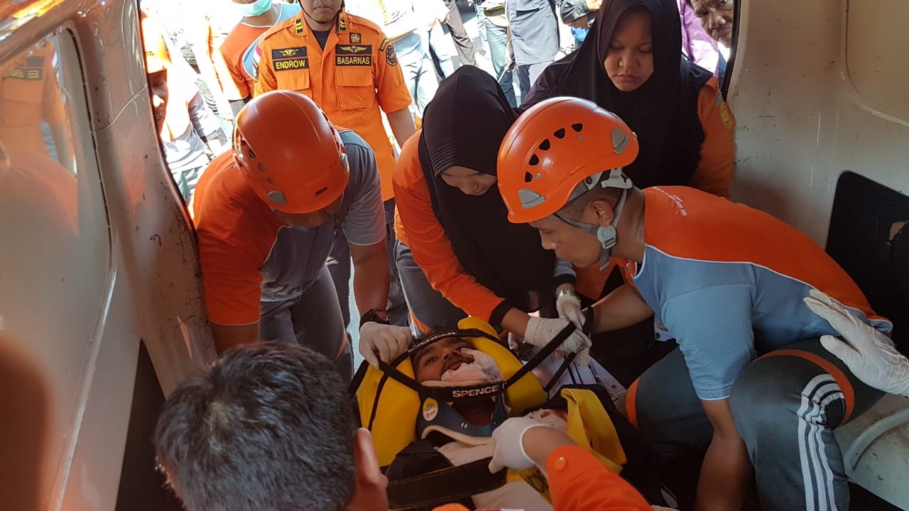 Tim Basarnas Evakuasi Korban Kecelakaan