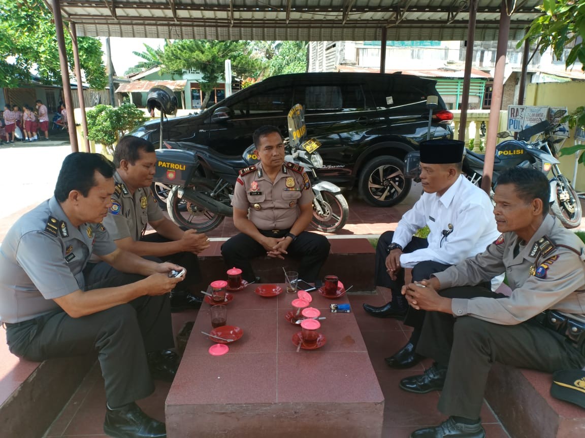 Kapolsek Bandar Khalifah Silaturahmi Dengan Kepala KUA Bandar Khalifah