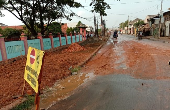 Tanah Berceceran Di Jalan Raya Babelan, Kontraktor Tidak Mementingkan Keselamatan Pengguna Jalan
