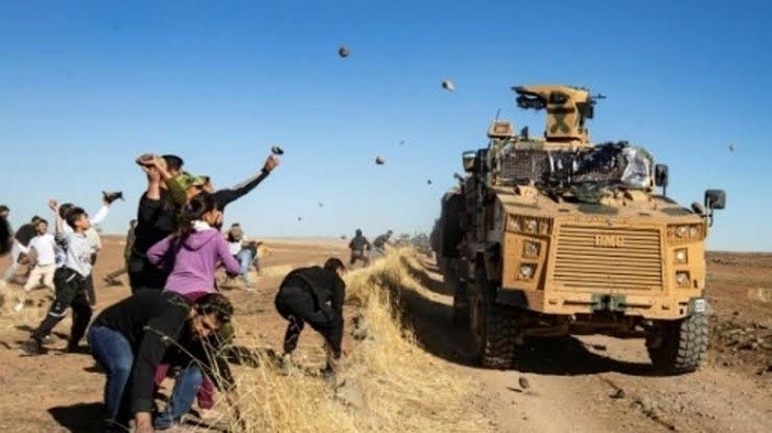 Konvoi Militer Turki Dilempari Batu Oleh Warga Suriah
