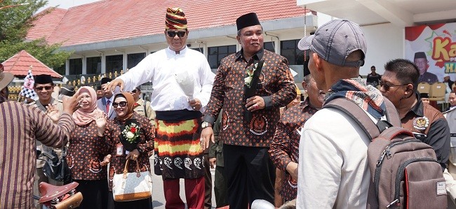Ribuan Warga Isi Hari Kemerdekaan Dengan Karnaval
