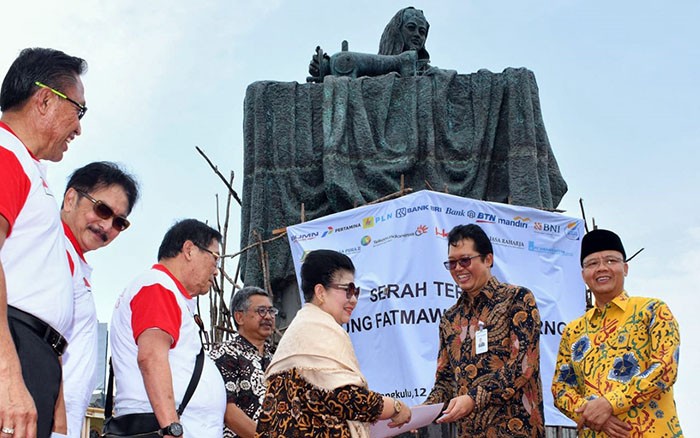 BTN Serahkan  Patung Fatmawati