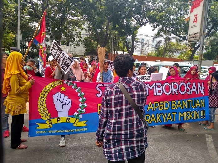 Demo Tolak Pemborosan di Pemprov DKI, Emak-emak: Buat Apa Lem Aibon Sampai 8,2 Miliar?