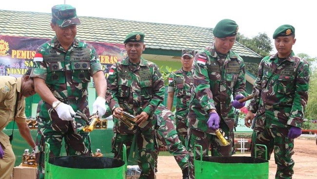 TNI Musnahkan 1.236 Botol Miras Ilegal