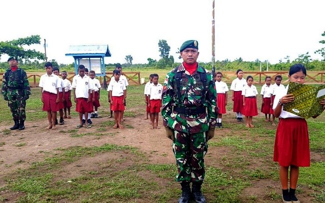 Tanamkan Jiwa Nasionalisme, Prajurit TNI Gelar Upacara Bendera di SD Perbatasan RI-PNG