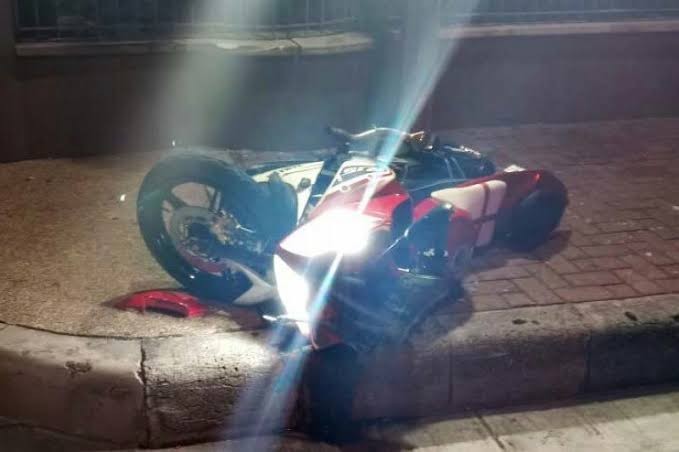 R15 Tabrak Pagar Apartemen, Penumpang Tewas di Lokasi