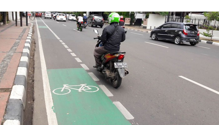 Sudinhub Jaktim Kerahkan Petugas untuk Sterilkan Jalur Sepeda