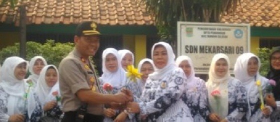Beri Bunga Ke Guru SDN Mekarsari 04, Anggota Polsek Tambun Sebut Guru Pahlawan Tanpa Tanda Jasa
