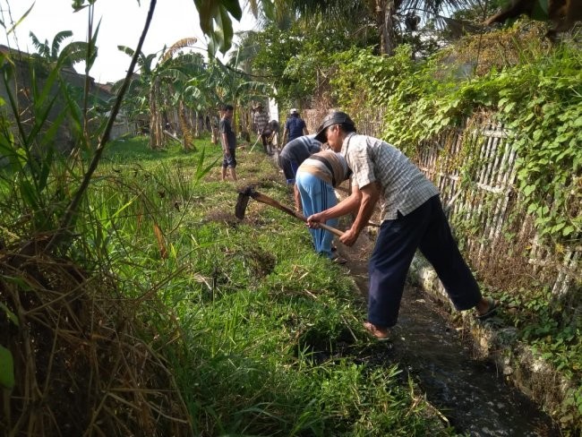 Antisipasi Banjir, Warga Kedung Pengawas Bersihkan Saluran Air