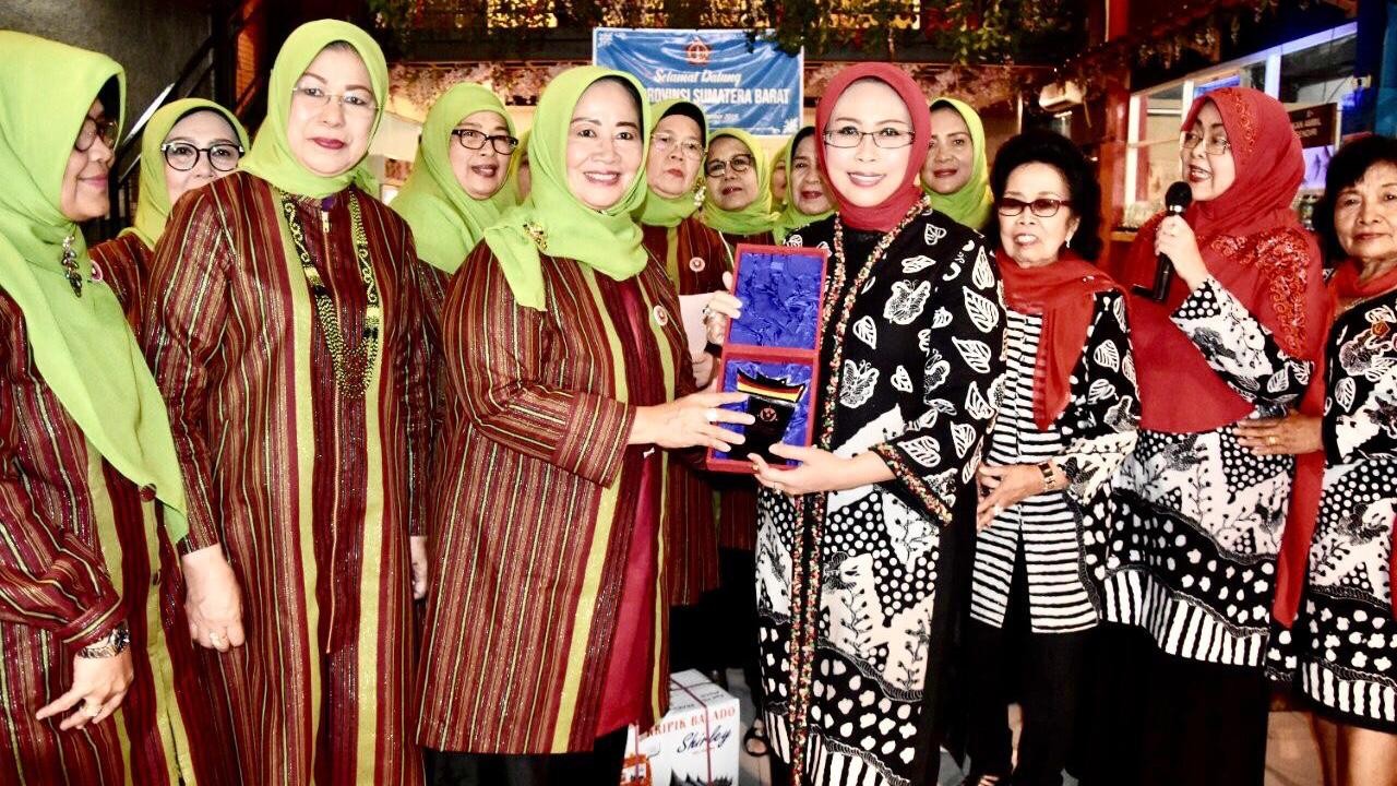 BKOW Jatim Kenalkan Koperasi Citra Padma Wanita pada BKOW Sumbar