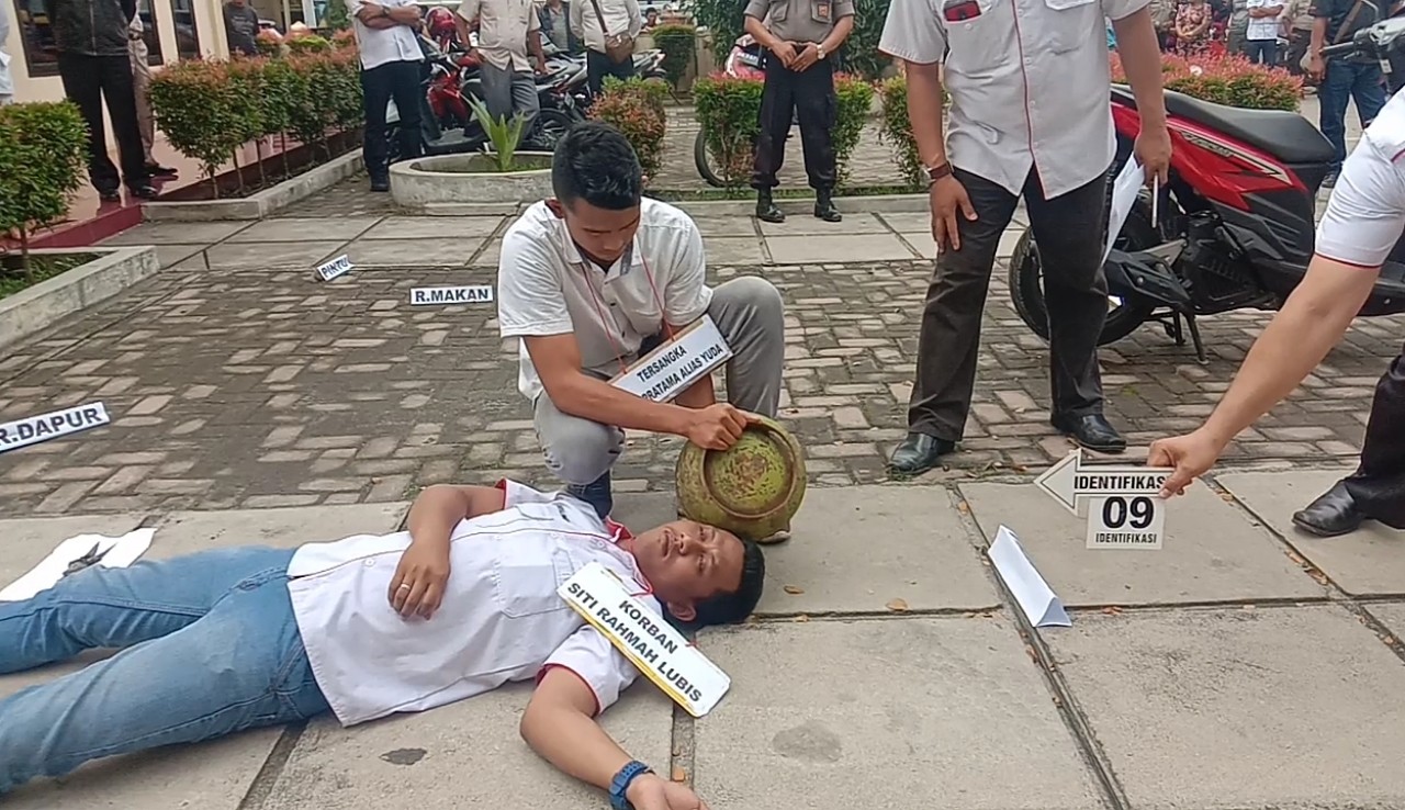 Sat Reskrim Polres Tebing Tinggi Gelar Rekontruksi Pembunuhan Guru SD dengan 26 Adegan 