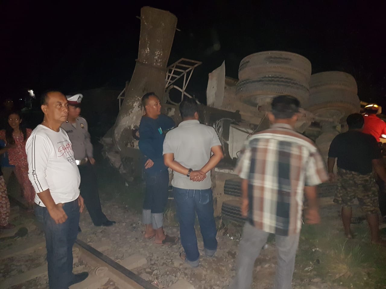 Kereta Api Tabrak Truk Semen di Tebing Tinggi, Ajaib, Pengemudi Truk Hanya Luka Ringan