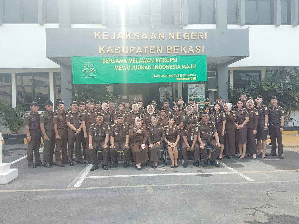 Peringati Hari Anti Korupsi, Kejari Kabupaten Bekasi Bagikan Kaos dan Stiker