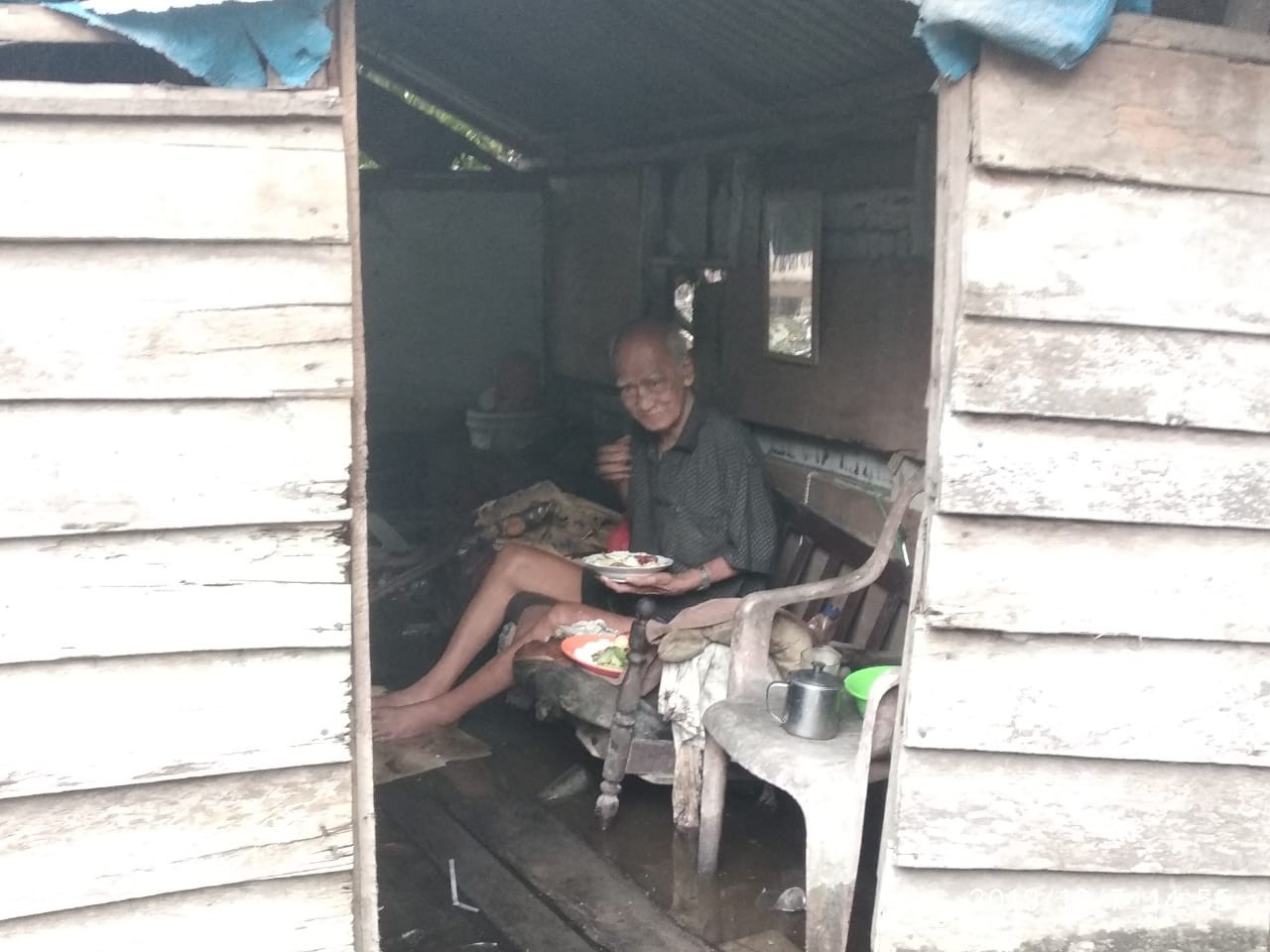 Gubuknya Terendam Banjir, IWO Inhil Kunjungi Kakek Sebatangkara
