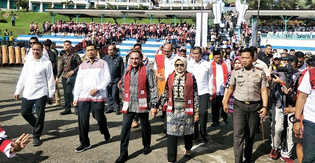 Didampingi Bupati Simalungun Gubsu Buka FDT Ke 7 Dengan Sensasi Rekor Muri Untuk  1024 Ulos Sulappei