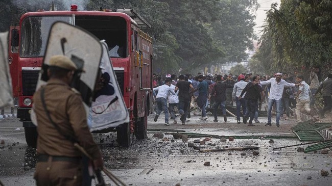 Aksi Unjuk Rasa Ricuh, Massa Bakar 15 Bus dan Rusak Enam Stasiun KA
