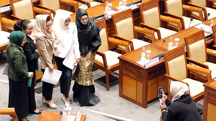 Selfi Anggota DPR Perempuan