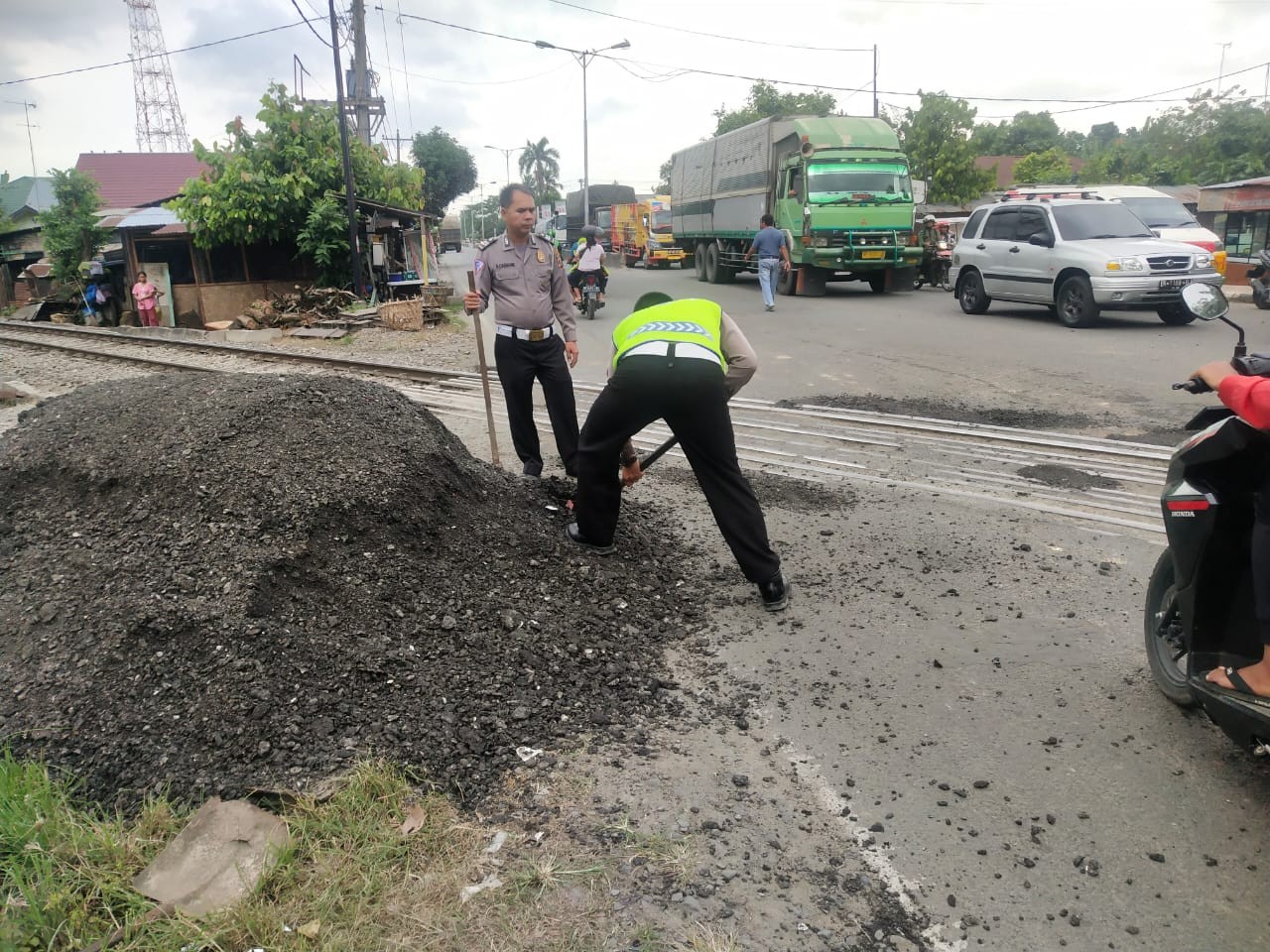 Satlantas Polres Tebing Tinggi,Tutup Jalan Berlubang