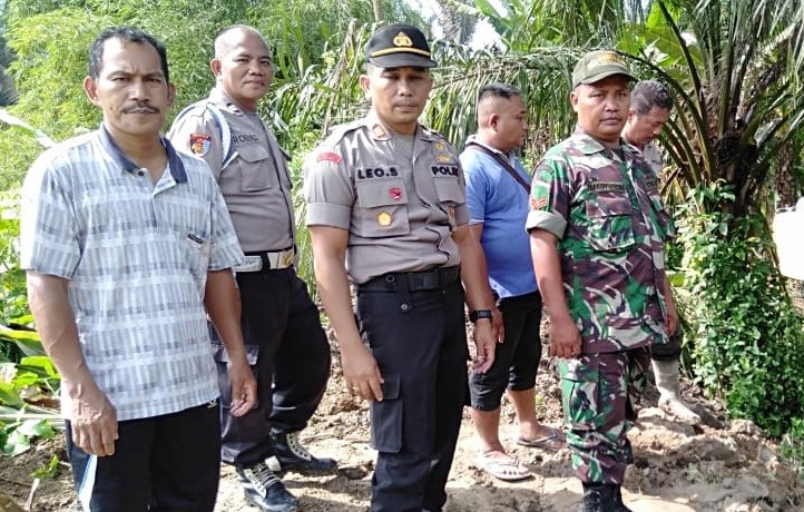Polsek Bandar Khalifah Monitoring Tanggul Sungai Pecah