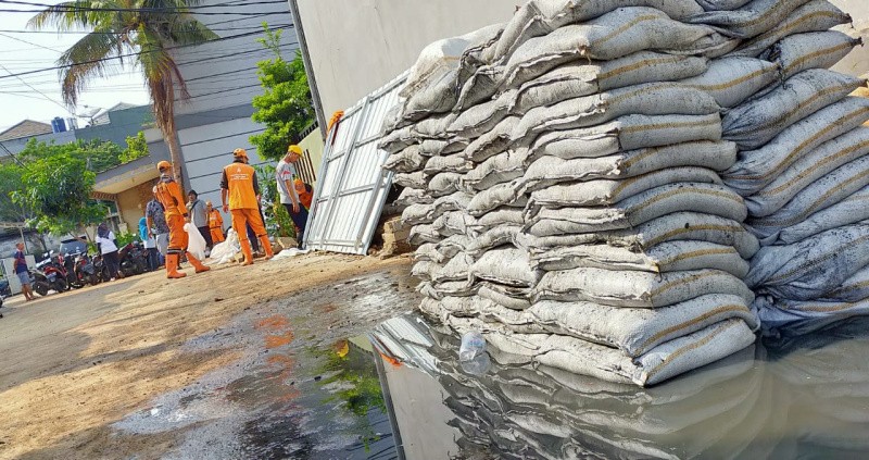 Antisipasi Banjir Warga Dan Dinas Kebersihan DKI Kerja Bhakti