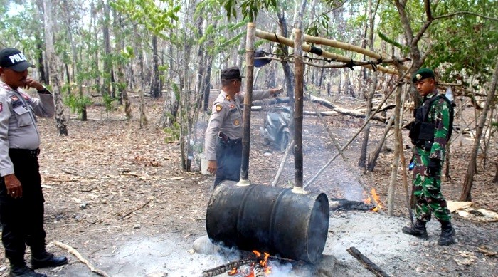 Kostrad dan Polsek Onggaya Grebek Tempat Pembuatan Sopi