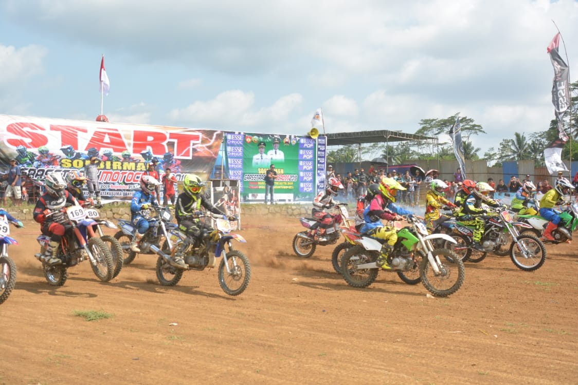 Diikuti Ratusan Crosser, Sudirman Grasstrack Motocross Berlangsung Seru