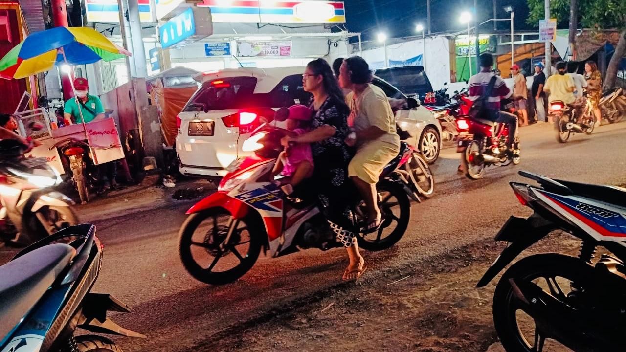 Layanan Parkir di Salah Satu Indomaret Surabaya Kurang Tertata, Sebabkan Macet!