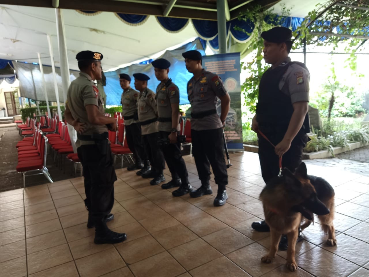 Jelang Malam Natal, Polres Jakbar Terjunkan Team Jihandak dan Anjing Pelacak Sisir Gereja