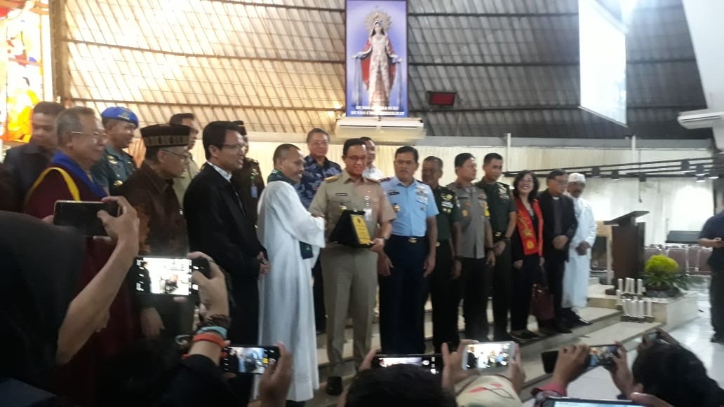 Gubernur DKI Jakarta melakukan safari mengunjungi gereja-gereja saat misa Natal.