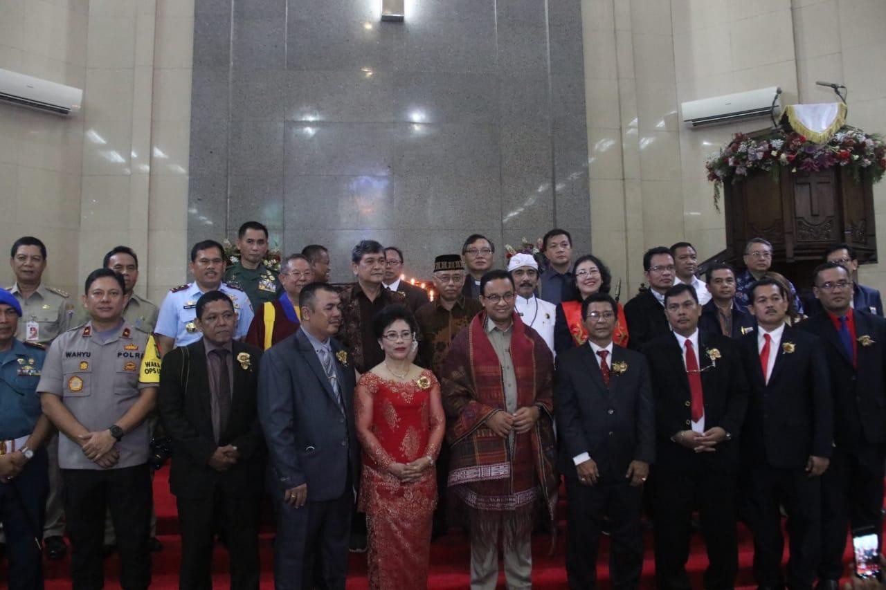 Dapat Kain Ulos di HKBP Petojo, Anies: Cocok kan