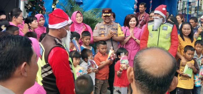 Usung Tumpukan Parsel Kapolres Tobasa Kunjungi Pospam Nataru Bersama 'Santa Claus'
