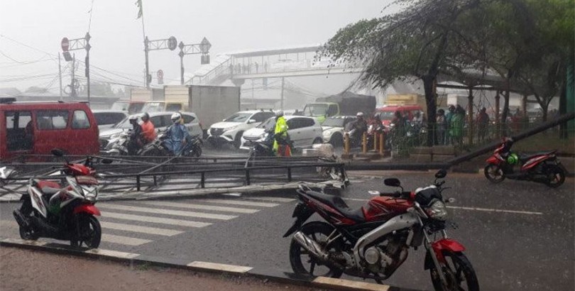 Seorang Pengendara Ojol Tewas Tertiban Papan Reklame