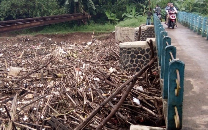 Puluhan Ton Sampah Sumbat Muara CBL Bekasi