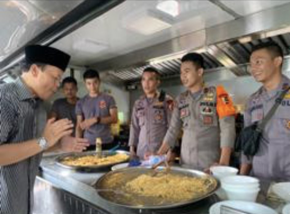 Tinjau Korban Banjir, Hidayat Bagikan Sarapan Pagi