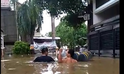 Tolong.. Banjir Semakin Tinggi, Warga Cipondoh Harus Segera Dievakuasi
