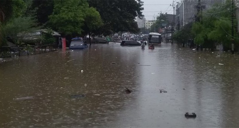 Ciledug Masih Banjir, Akses Jakarta-Tangerang Terputus