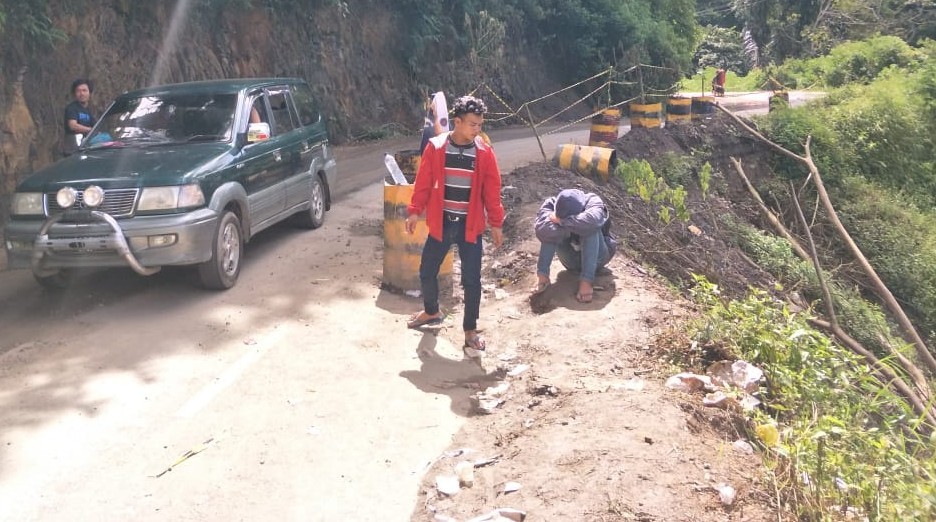 Waspada Jalan Lintas Kiri Parapat-Simarjarunjung Amblas