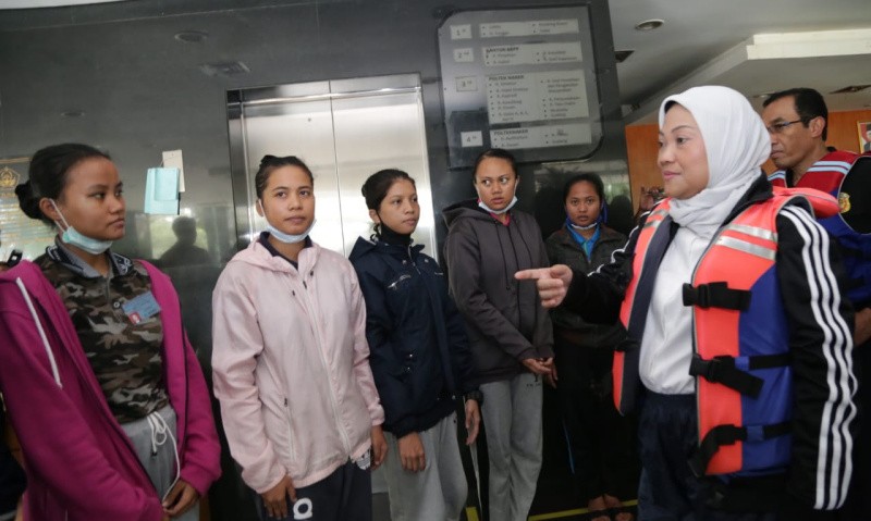 Menaker Ida Fauziyah Evakuasi 20 Pelajar Magang Korban Banjir