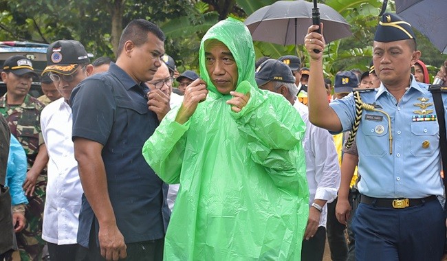 Peristiwa Unik, Jokowi Sendirian Kenakan Jas Hujan Saat Tinjau Longsor 